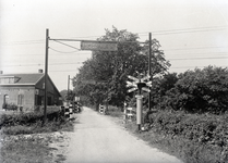 167609 Afbeelding van een onbewaakte spoorwegovergang bij Santpoort, met een AGA gasflikkerlicht en links een deel van ...